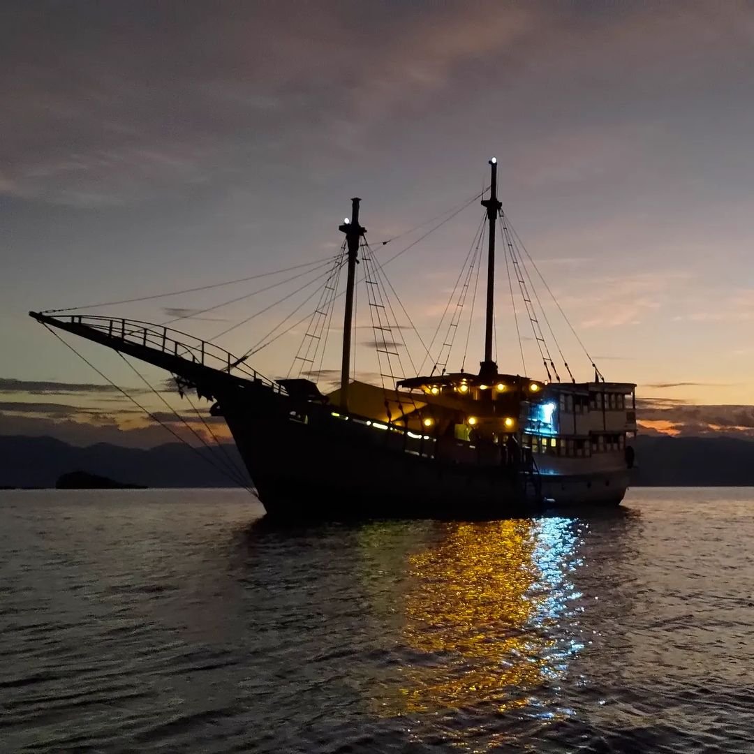 Komodo boat tour flores to lombok