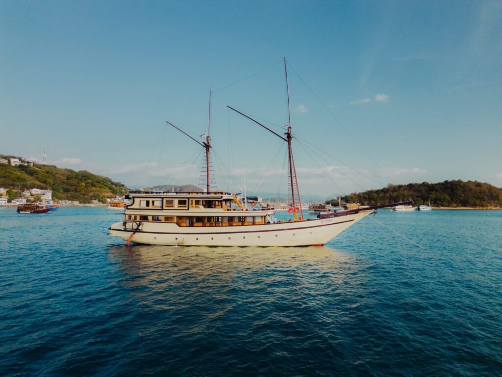 Luxury Boat Tour Lombok to Flores