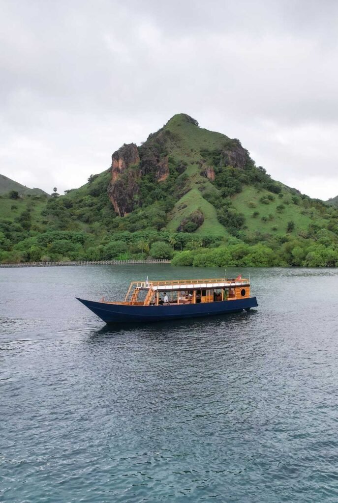 komodo island boat tour