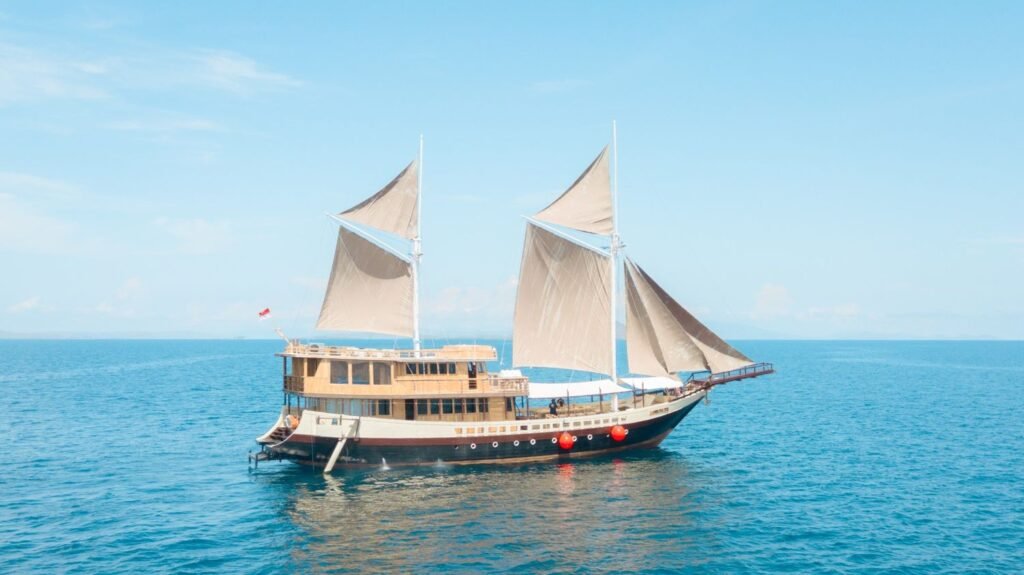 komodo cruise tour booking