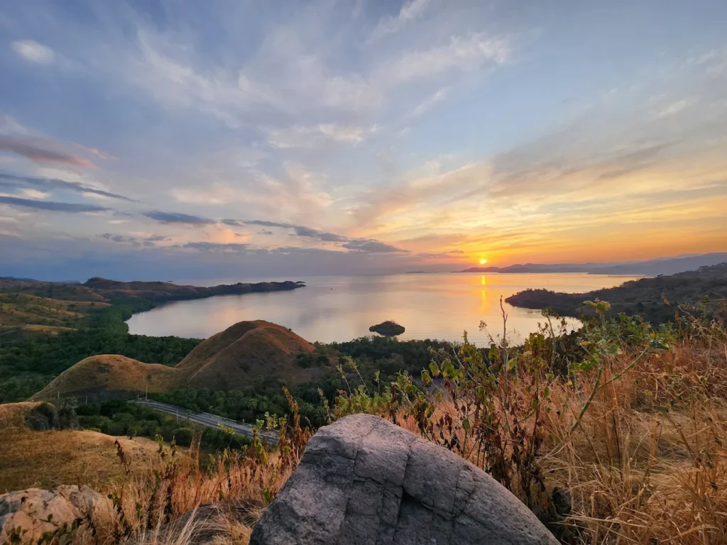 land tour labuan bajo to bukit sylvia