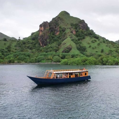 komodo island boat tour