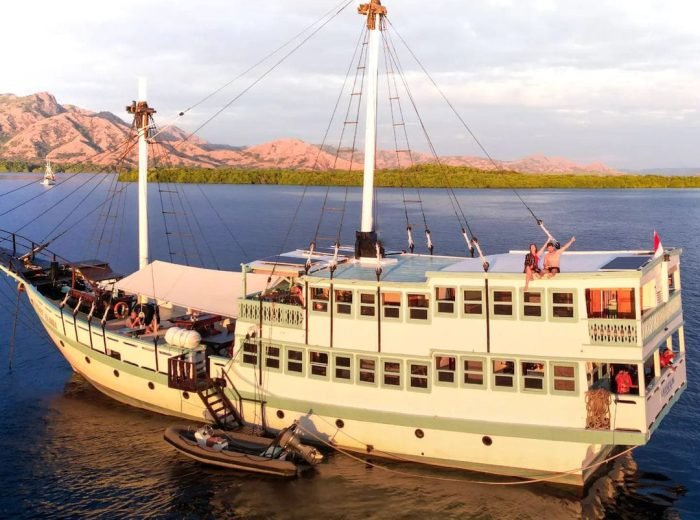 Komodo boat tour from Lombok by Luxury cruises